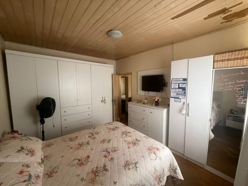 CASA EM TERRENO AMPLO COM EDÍCULA
