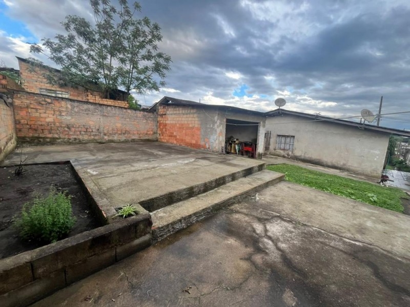 CASA COM AMPLO TERRENO NO GUARUJÁ