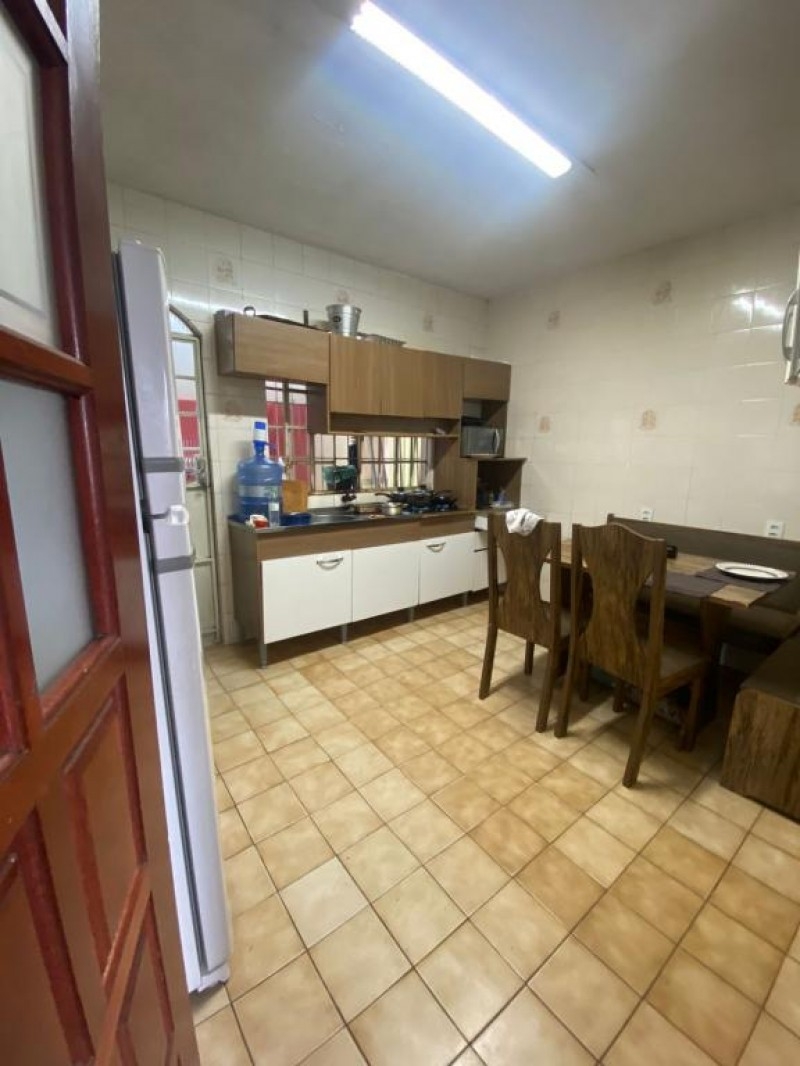 CASA COM 4 DORMITÓRIOS BAIRRO VILA NOVA
