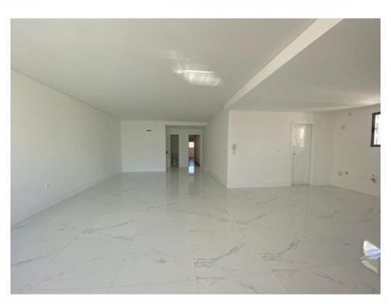 Apartamento em Meia Praia