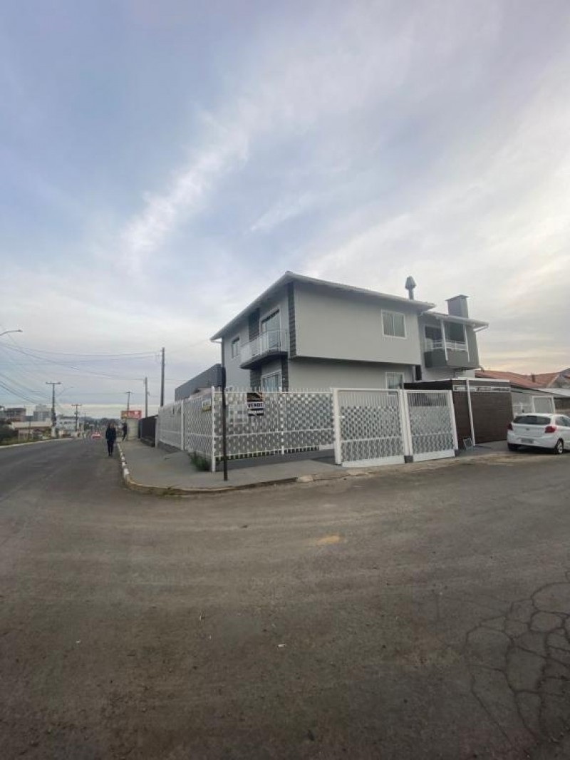 Casa térrea à venda na Avenida Corina Caon – Conforto, sofisticação e excelente localização!